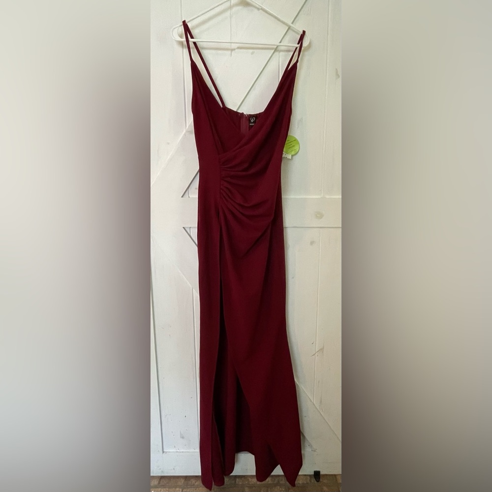 NWT, elegant dress. Spring, wedding date, prom, formal dress. Ladies size large.